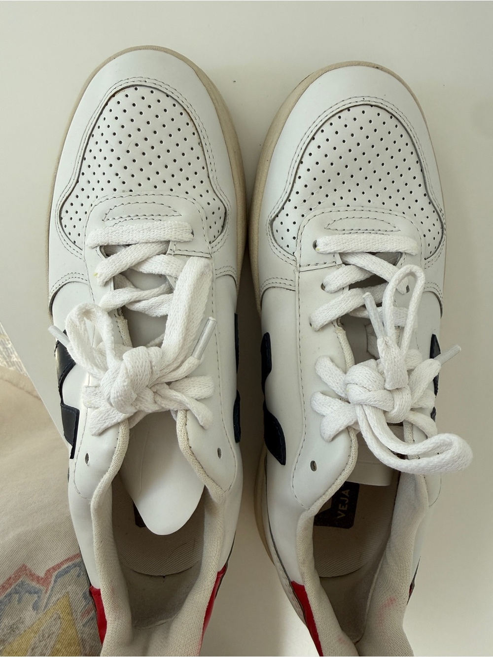 Veja V-10 Sneaker - Picture 4 of 5